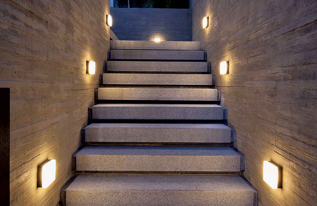 Подсветка для лестницы с датчиком. Освещение лестницы. Подсветка ступеней. Светильники для подсветки лестницы. Подсветка лестницы в частном доме.