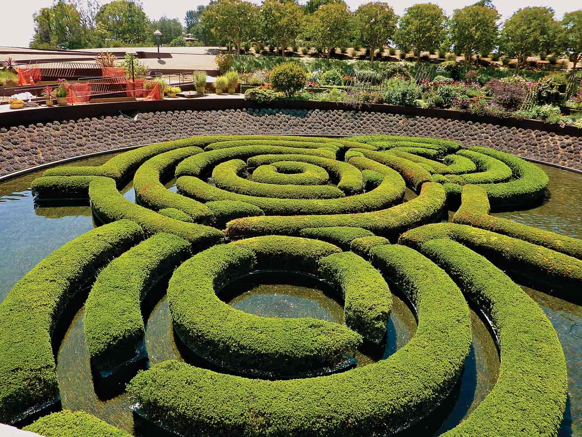 The labyrinth and the garden: An emblematic meeting in the European landscape