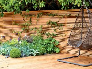 Dale un aspecto pulcro y ordenado a tu jardín con estas celosías, vallas y  caminitos de madera