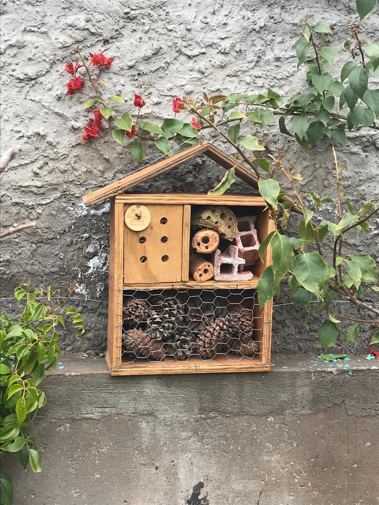 Nido como ayuda a la intemperie Casa de insectos para proteger la naturaleza de las abejas Smart Planet Hotel de insectos de 15 cm x 25 cm con soporte para tu propio jardín